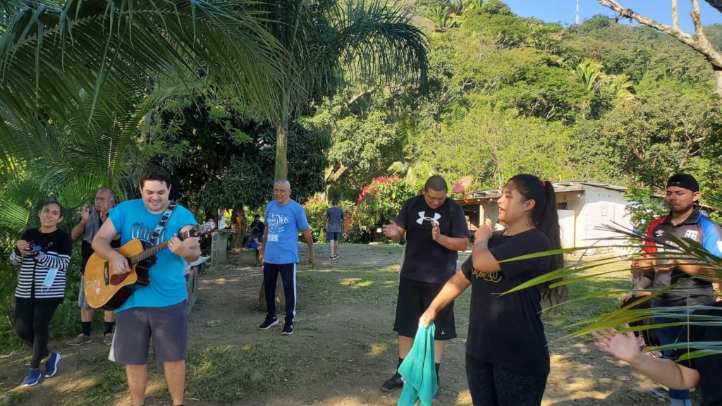 Desde la montaña El Merendon, en Honduras orando para que invasión impacte en la zona