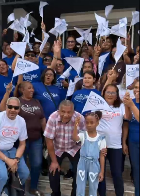 Colorida caravana marca el inicio de la temporada de milagros en las calles de República Dominicana
