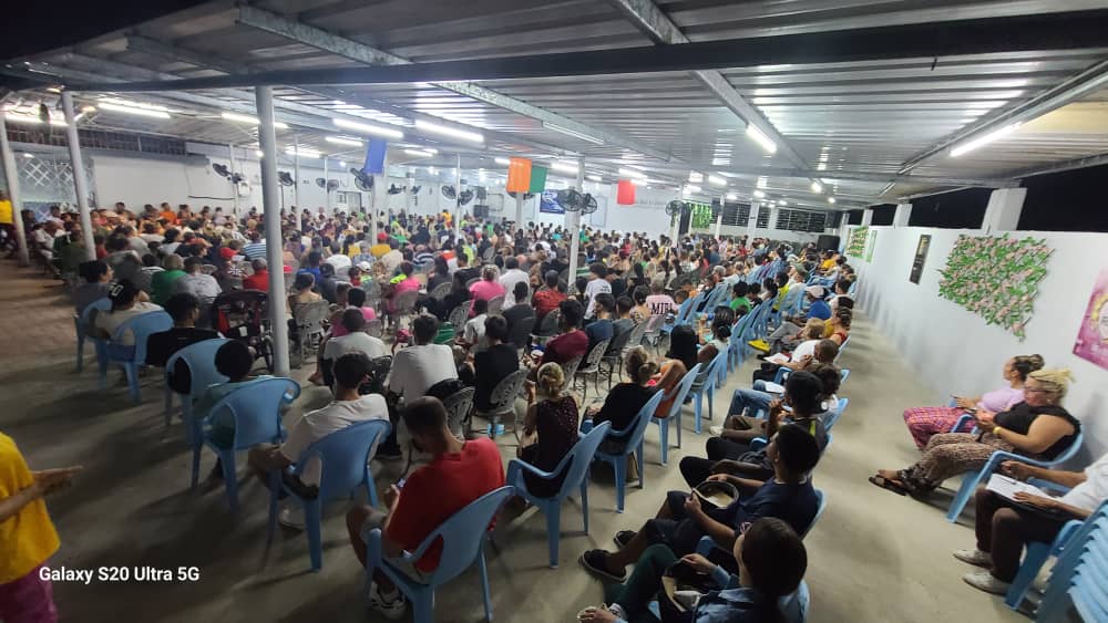 Invasión en Cuba: Cientos de personas desafían la falta de energía por hambre de Dios